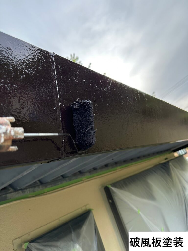 破風板の塗装です。屋根裏へ風が吹き込むことを防ぐ役割がありますのでしっかりと補修し塗装していきます。